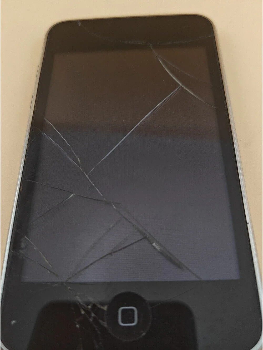Apple iPod Touch 2nd Generation A1288 Wi-Fi 8GB Cracked